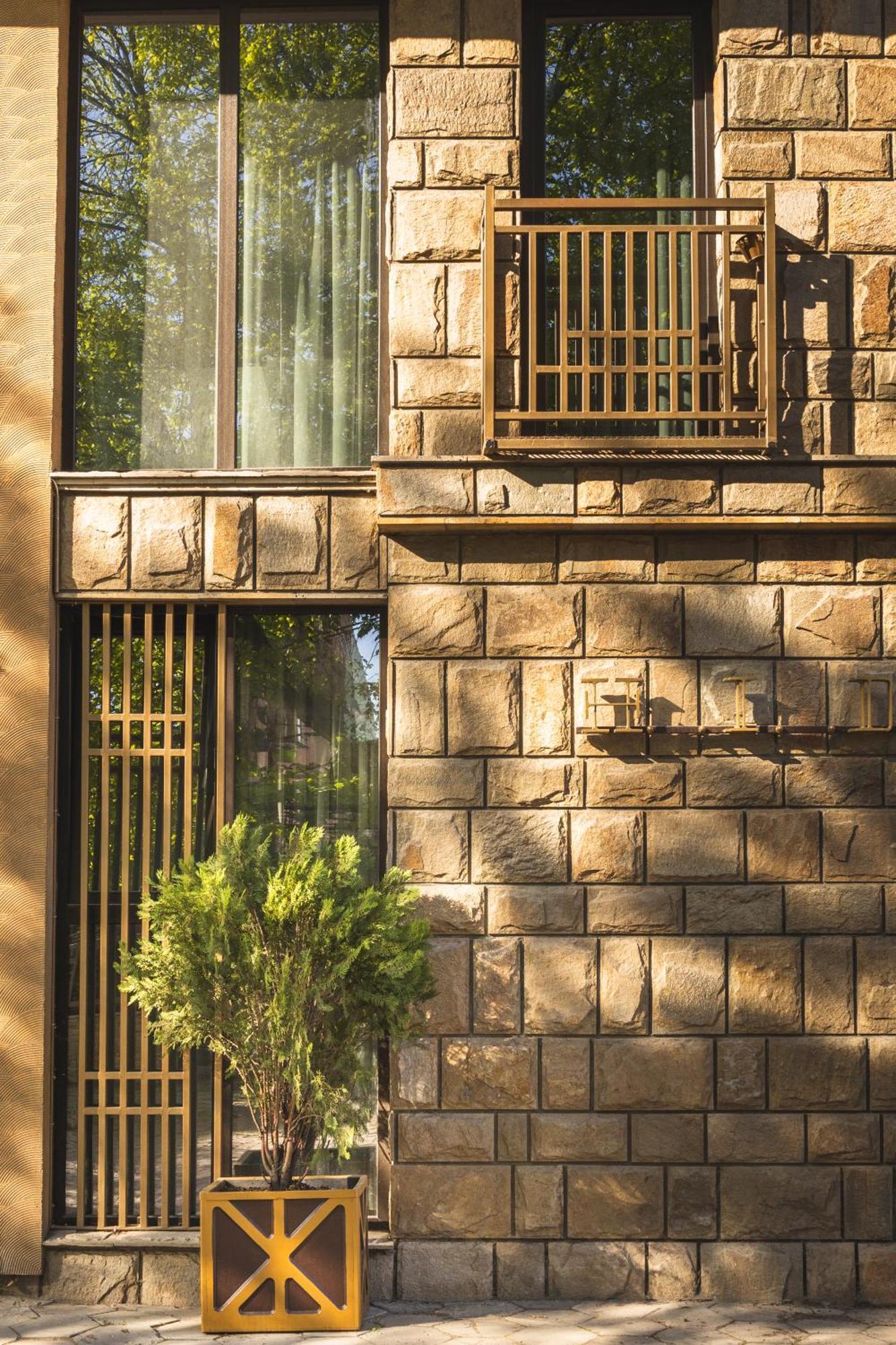 The Hidden Bank: Silver Bullet Plovdiv Exterior foto